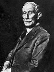 Photo of Hubert Cecil Booth