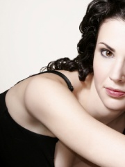 Photo of Laura Mennell